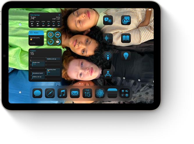 iPad mini, показващ приложения и уиджети, координиращи се с персонализиран уолпейпър на началния екран.