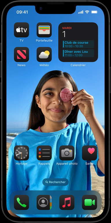 Un iPhone seize-e entouré d’apps comme Mail, WhatsApp, Safari, Plans, Musique, Photos, Notes et Domicile