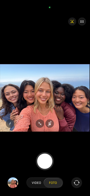 Pantalla del iPhone 17 Pro que muestra la funcionalidad Encuadre Centrado para fotos con un grupo de personas tomándose una selfie grupal, con sus rostros destacados