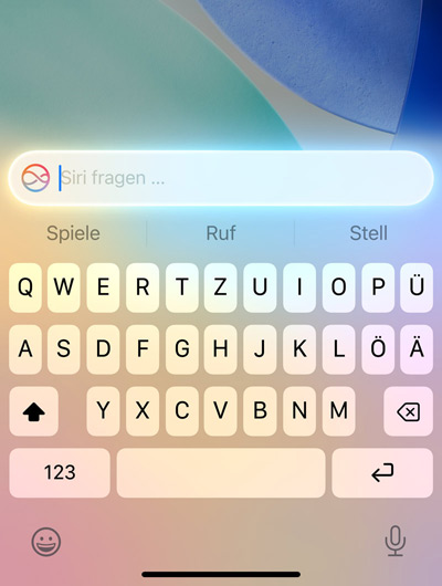 Ein Eingabefeld oben in der Tastatur des iPhone mit dem Text „Siri fragen“