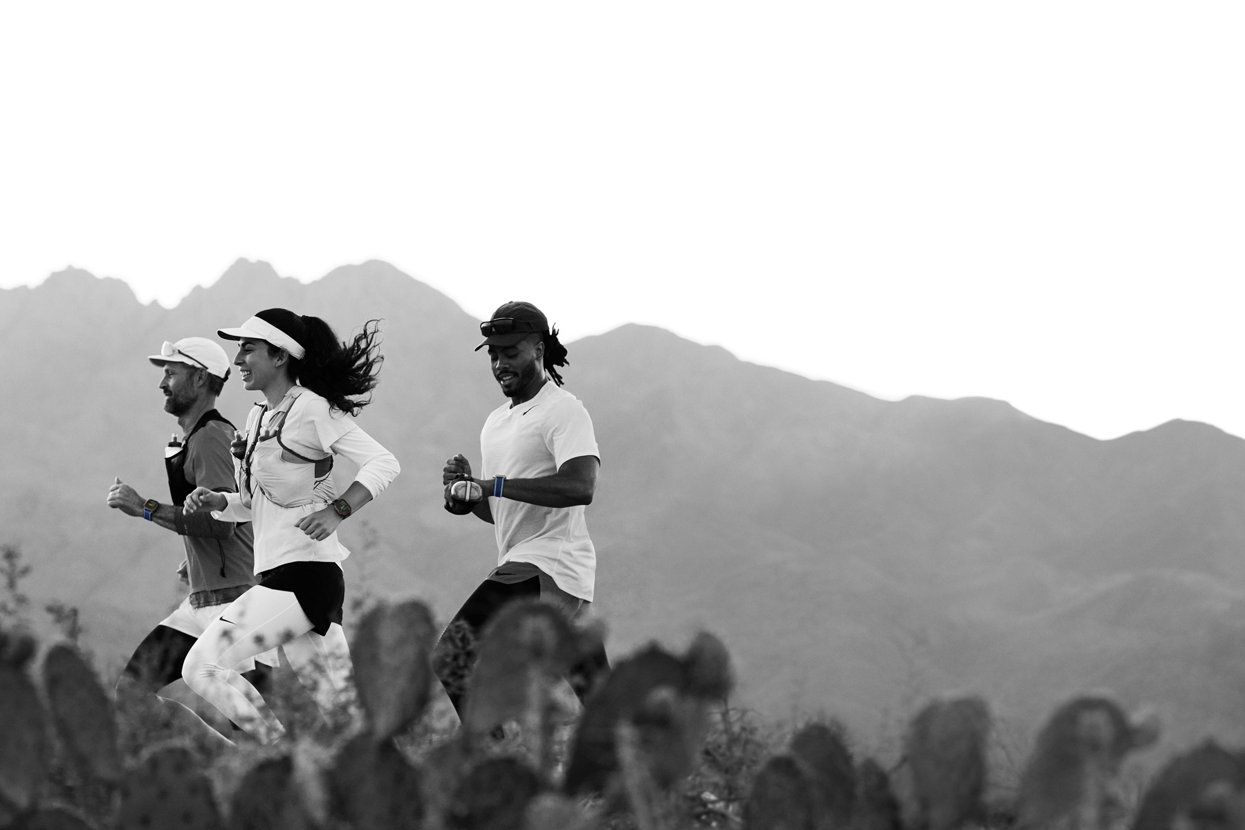 Jooksjad kõrberajal jälgivad oma treeninguid Apple Watch Ultra 3-s