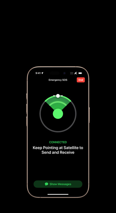 Demonstração do envio de mensagens por satélite no iPhone 16 Pro em titânio-deserto