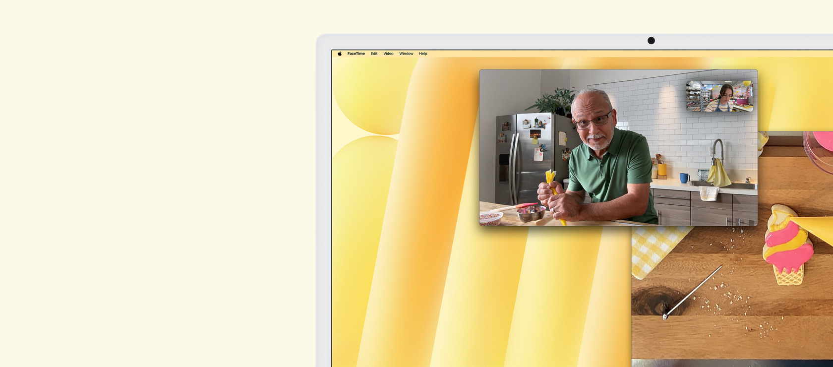 Demonstratie van de feature ‘Synchrone iPhone-weergave’. iPhone‑scherm met het spel Wordle dat synchroon wordt weergegeven en wordt gespeeld op een iMac, met de Agenda‑app ernaast.