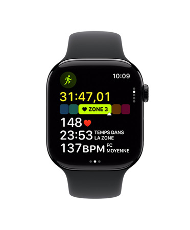 Apple Watch Series 11, boîtier en aluminium, couleur noir de jais poli, exercice Course en extérieur activé, fréquence cardiaque en zone 3, côté droit, Digital Crown, Bracelet Sport noir