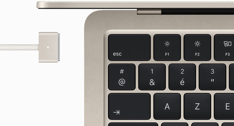 MacBook Air en finition lumière stellaire avec câble MagSafe assorti