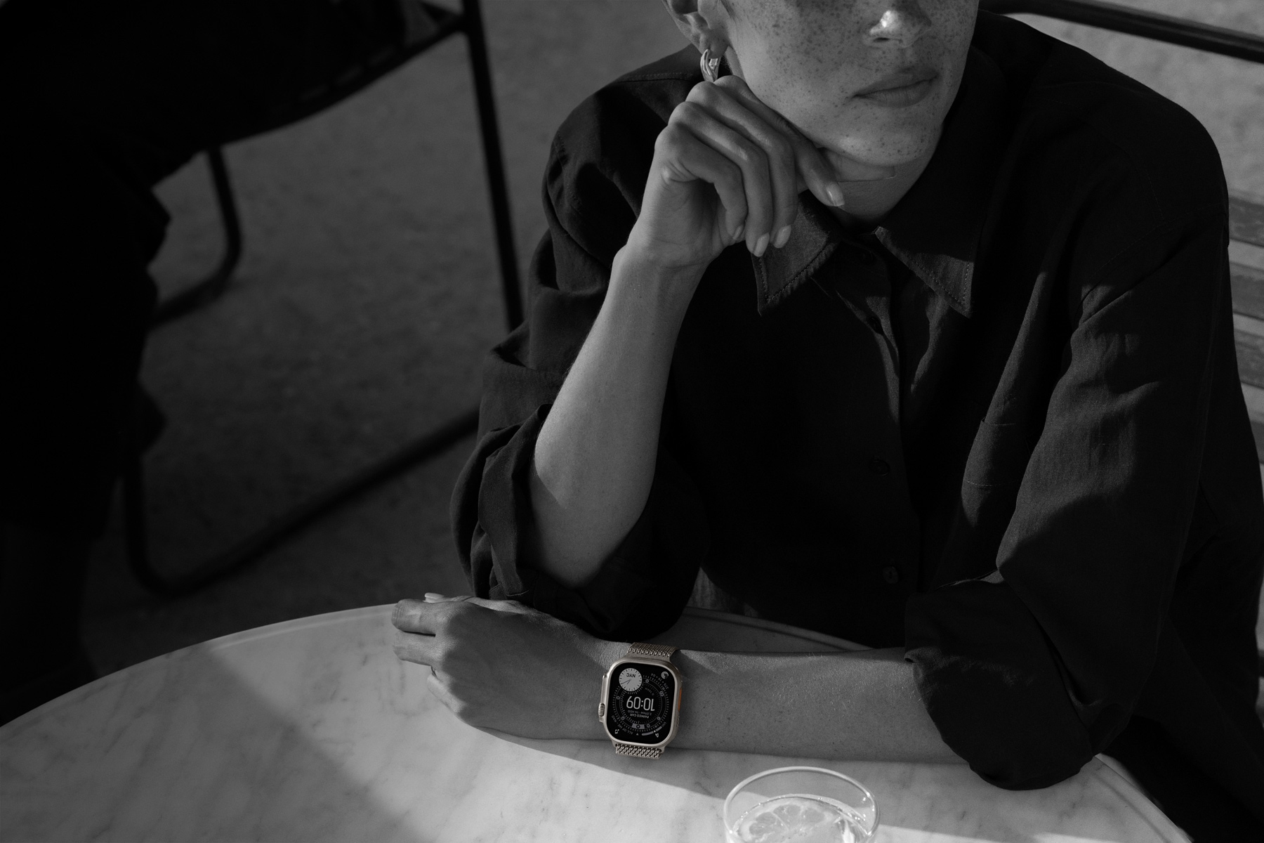 Ένα άτομο φορά το Apple Watch Ultra 3 ενώ έχει βγει για φαγητό