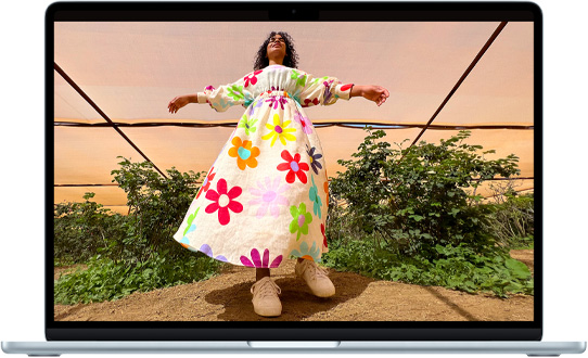 MacBook Air 15 ιντσών που παρουσιάζει την οθόνη Liquid Retina