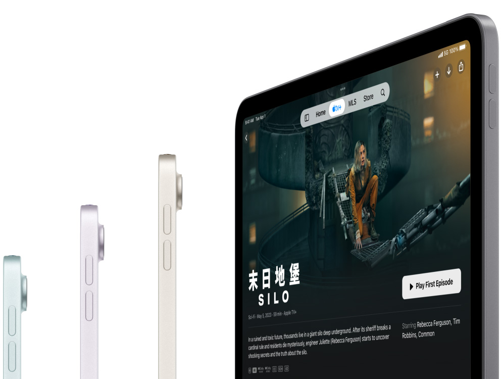 展示三款 iPad Air 的側面，第四部 iPad Air 的螢幕上呈現 Apple TV Plus 劇集《末日地堡》(Silo) 的畫面