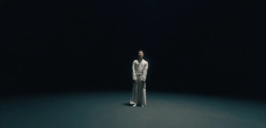 iPhone 17 Pro 螢幕展示歌手王嘉爾在最新 MV《Let Loose》中的跳舞片段。