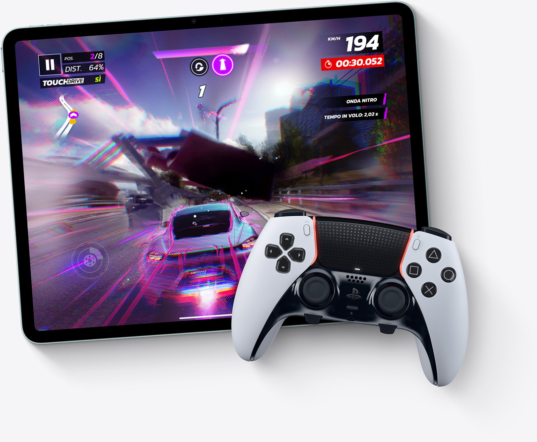 Il display di un iPad Air in orizzontale che mostra una scena del videogioco Asphalt Legends Unite, con accanto un controller Playstation