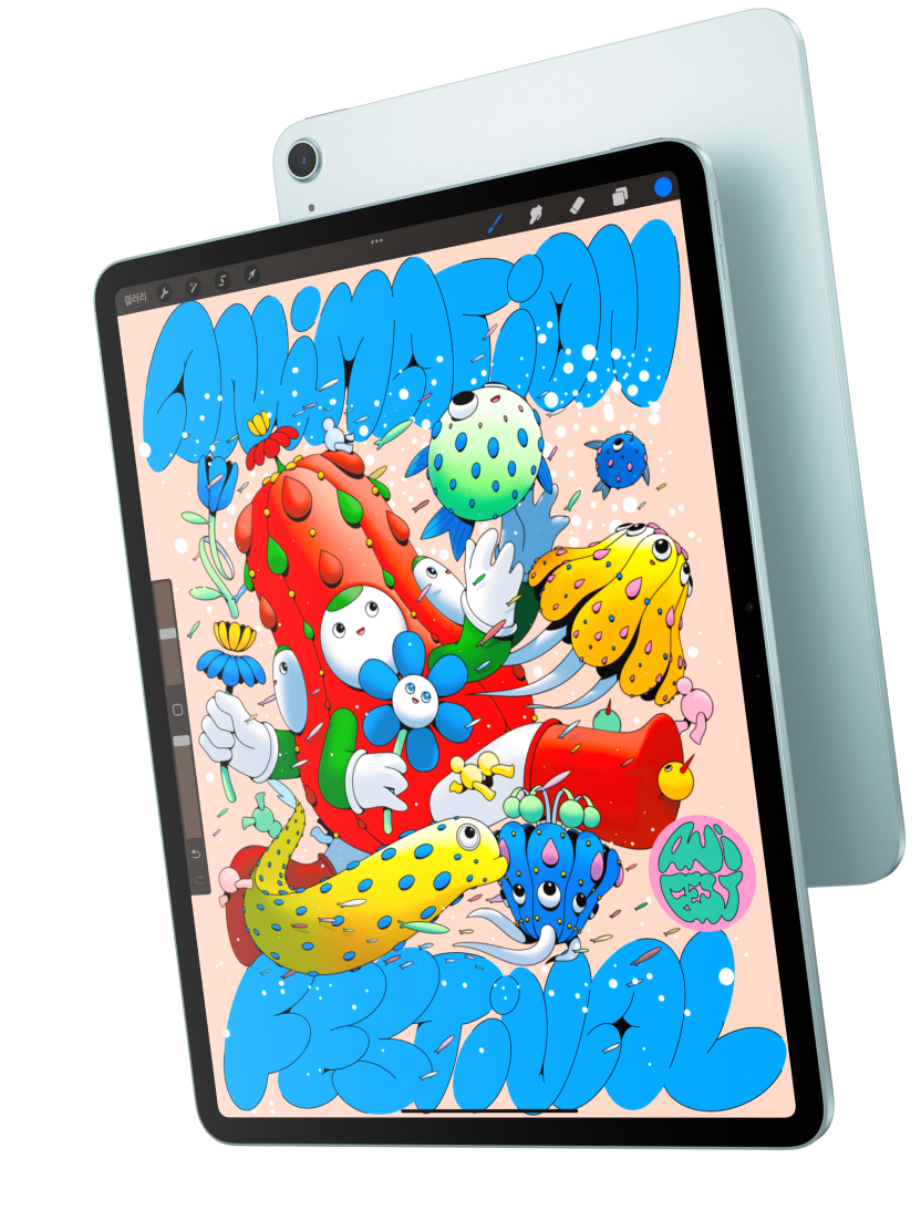 블루 색상 iPad Air의 뒷면과 포개어진 상태로 Procreate 앱이 열린 iPad Air 13 모델의 앞면을 보여주는 모습