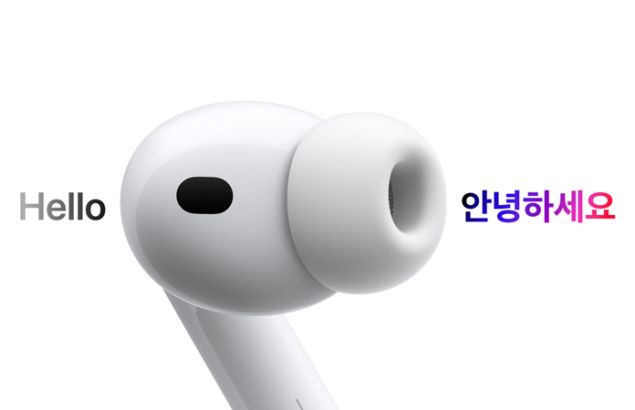 영어에서 한국어로 실시간 번역이 전달되는 모습을 보여주는 AirPods Pro 3의 한쪽 이어버드