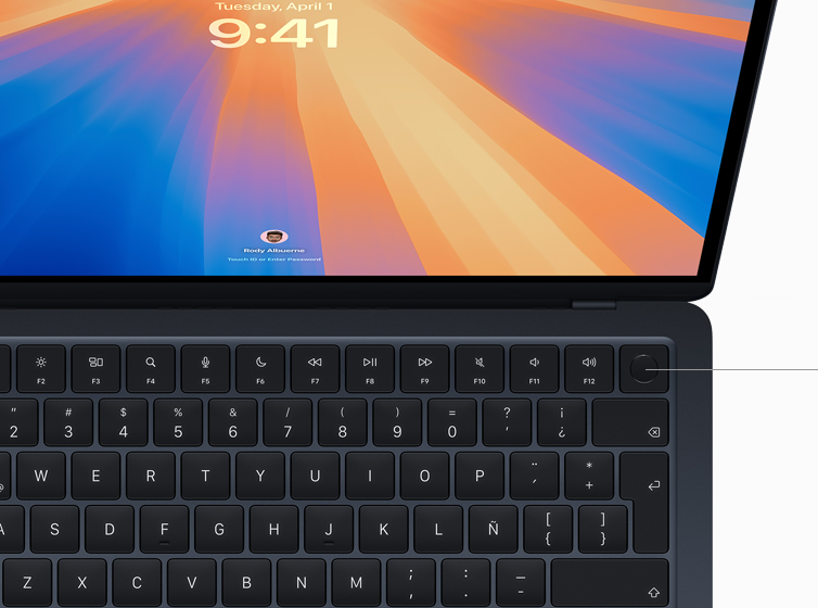 Una MacBook Air muestra la autorización de un pago para una compra online con Touch ID