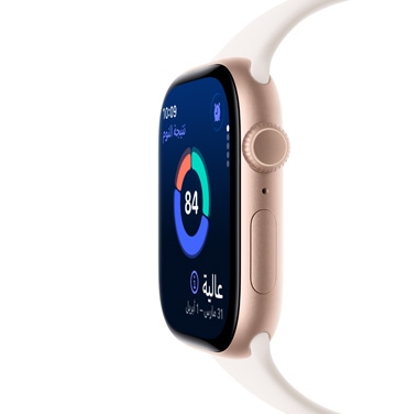 صورة للجهة الجانبية من ساعة Apple Watch Series 11 من الألومنيوم بلون ذهبي وردي، وشاشتها تعرض ميزة نتيجة النوم والبيانات الديناميكية الأخرى.