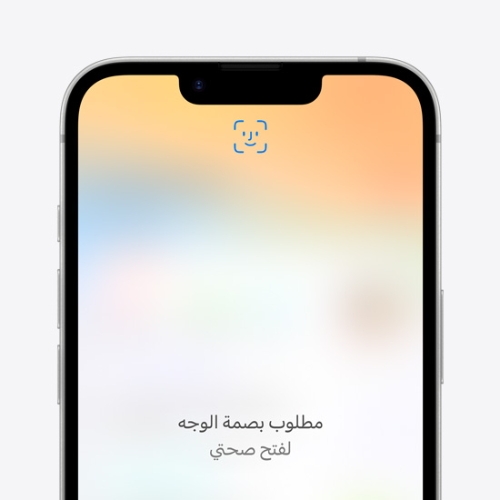 صورة تعرض جزئياً شاشة iPhone&nbsp;16e وهي تظهر بطاقة ائتمان في Apple&nbsp;Pay وبصمة الوجه.