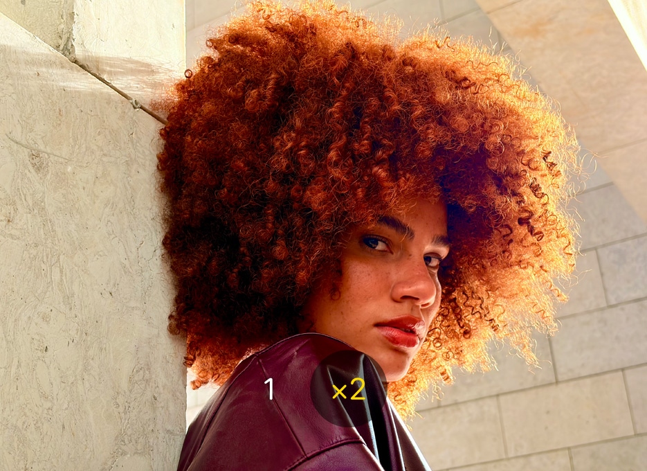 صورة لشخص تم التقاطها بميزة تقريب المسافات 2x في الكاميرا