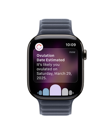 Apple Watch Series 11 z kopertą z tytanu w kolorze naturalnym, pasek magnetyczny w kolorze granatu, powiadomienie o szacowanej dacie owulacji przesłane przez funkcję Śledzenie cyklu w aplikacji Zdrowie, pokrętło Digital Crown