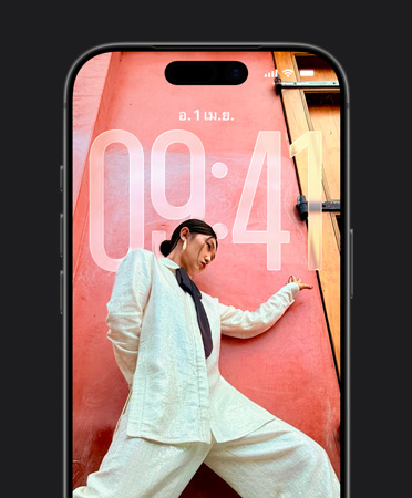 หน้าจอล็อคของ iPhone แสดงเวลาที่ปรับเข้ากับรูปภาพบนหน้าจอล็อคอย่างลงตัว