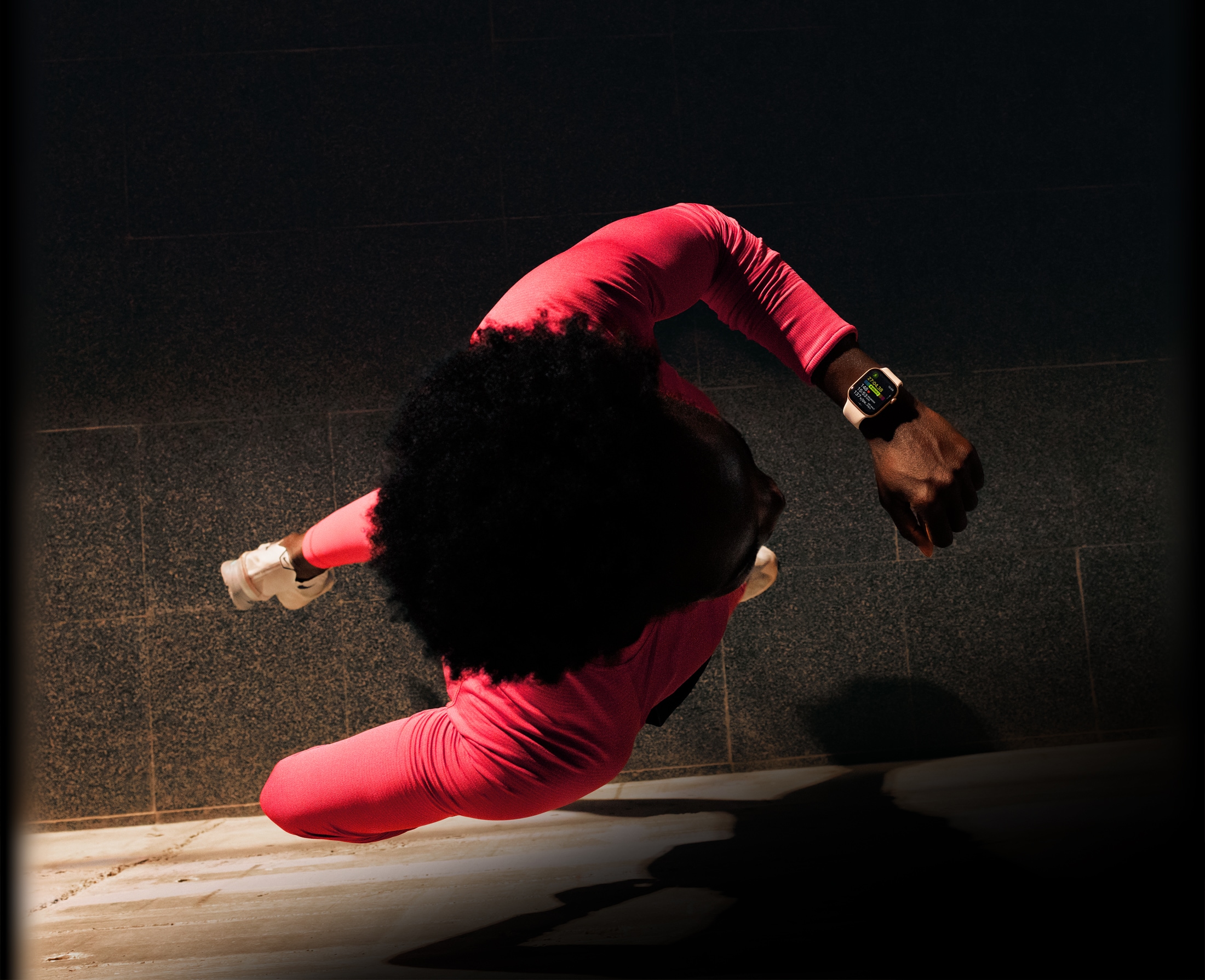 Koşarken Apple Watch Series 11’deki Antrenman uygulamasında ilerlemeyi kontrol eden bir kişi