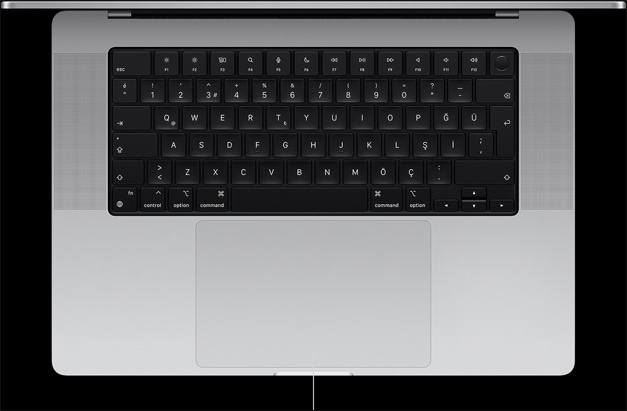 Klavyenin altında bulunan Force Touch trackpad’i gösteren açık haldeki bir 16 inç MacBook Pro’nun üstten görünümü