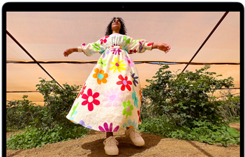 MacBook Air 螢幕展示一個人穿著鮮艷色彩服裝的照片，藉此示意 Liquid Retina 顯示器的顏色範圍和解析度