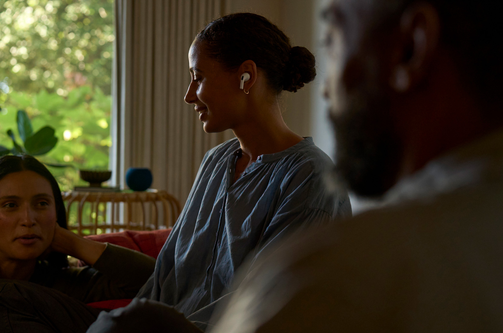 A bal fülében AirPods Pro 2-t viselő és Hallásegészség-funkciót használó nő profilja oldalról