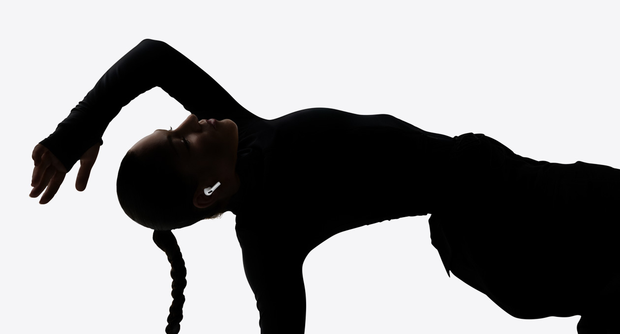 AirPods Pro 3 στο αυτί ενός χορευτή καθώς απολαμβάνει μία ηχητική εμπειρία hands-free