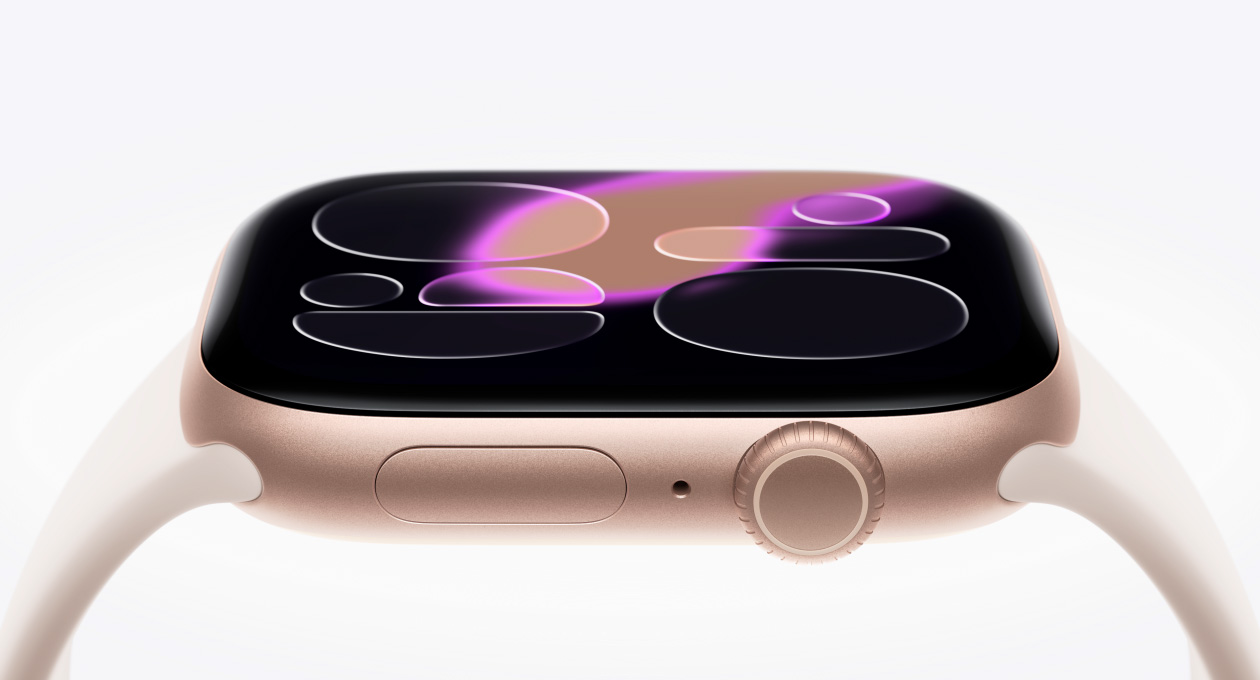 Apple Watch Series 11‏، لون ذهبي وردي، إطار ألومنيوم، واجهة الساعة Responsive Art، الجزء الخارجي الأيمن، التاج الرقمي‏، ميكروفون، الزر الجانبي، حزام رياضي بلون خوخي متورد