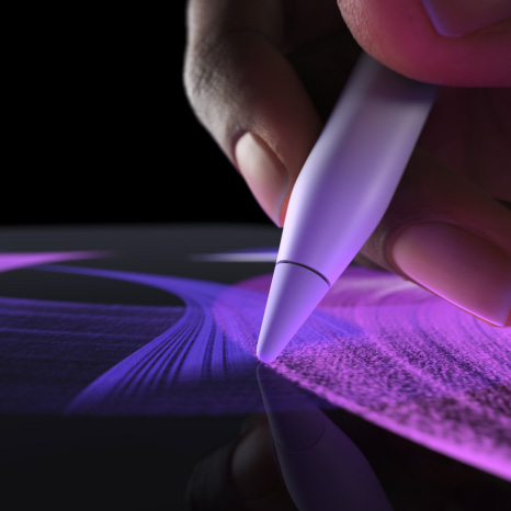 Apple Pencil Pro, sivunäkymä, valkoinen väri, käsi pitelee kynää piirtäen kirkkaansinisen siveltimenvedon