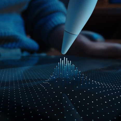 Apple Pencil Pro, valkoinen väri, laitteen kärki on iPadin näytön yläpuolella, näytöllä näkyy pisteistä muodostuva ruudukko, osa nousee pylväinä Apple Pencil Pron kärkeä kohti