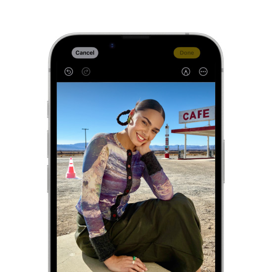 Das Apple Intelligence Bereinigen Tool mit einem hervorgehobenen Hintergrundobjekt in einem Foto auf einem iPhone 16e.