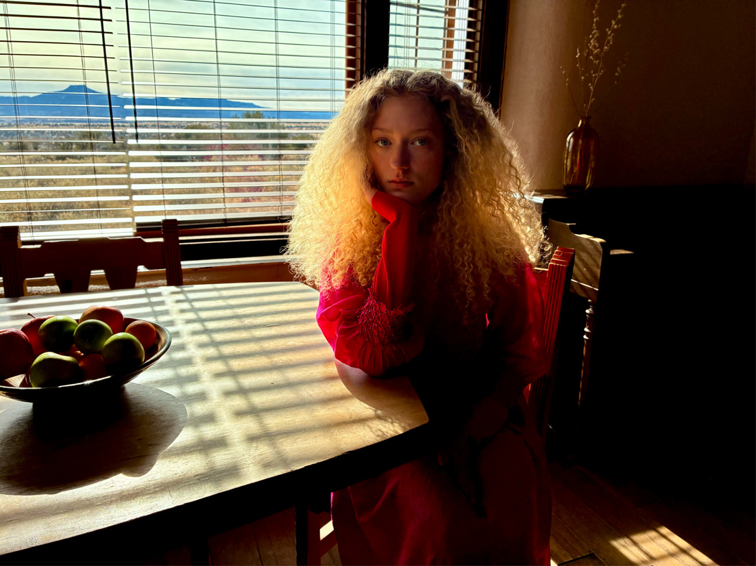 Photo d’une personne prise avec la fonctionnalité de meilleur rendu par faible luminosité de la caméra.