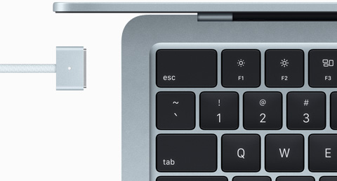 MacBook Air en finition bleu ciel avec câble MagSafe assorti