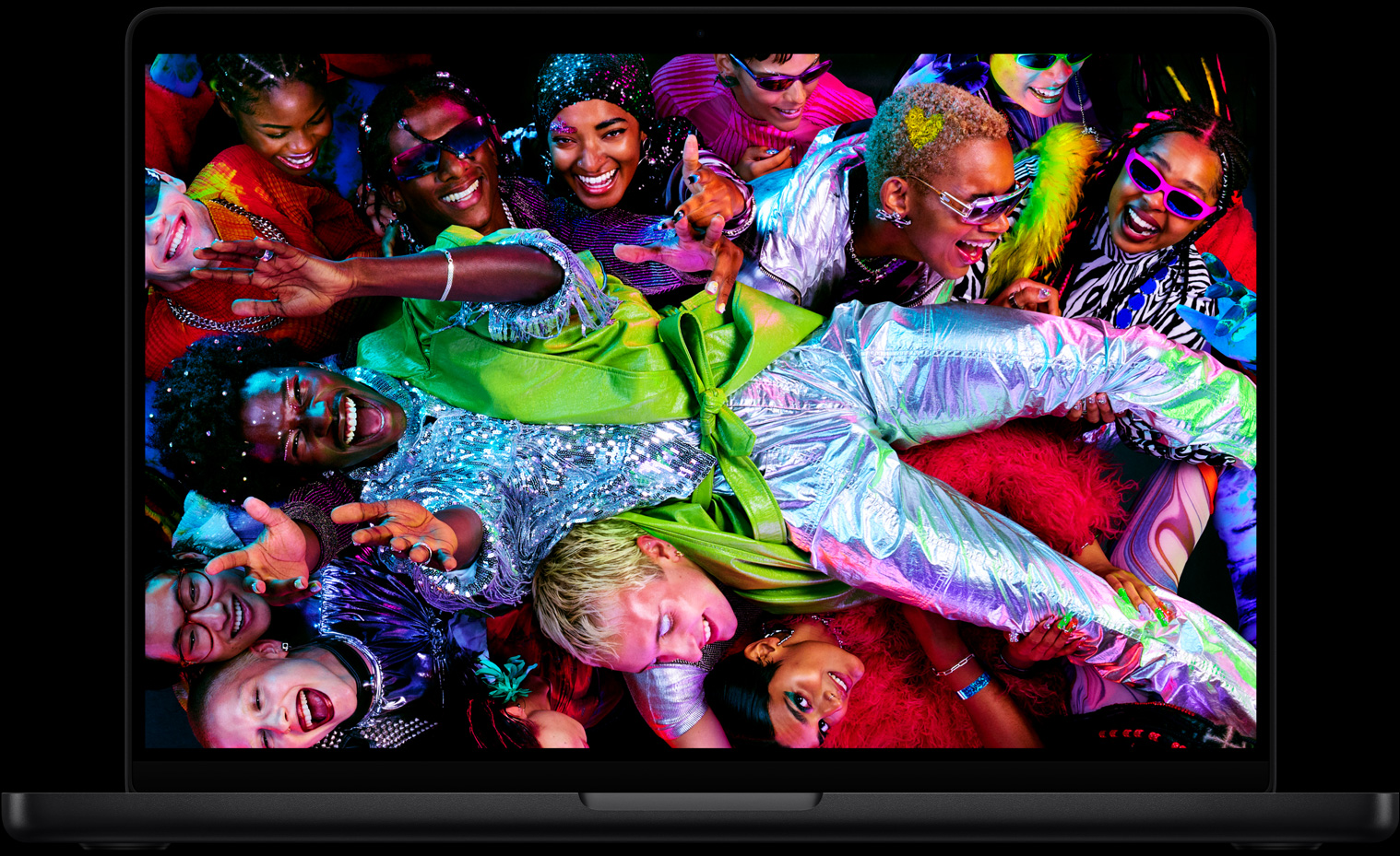 Lo splendido display Liquid Retina XDR di MacBook Pro con l’immagine coloratissima di una persona che si getta sopra la folla durante una festa