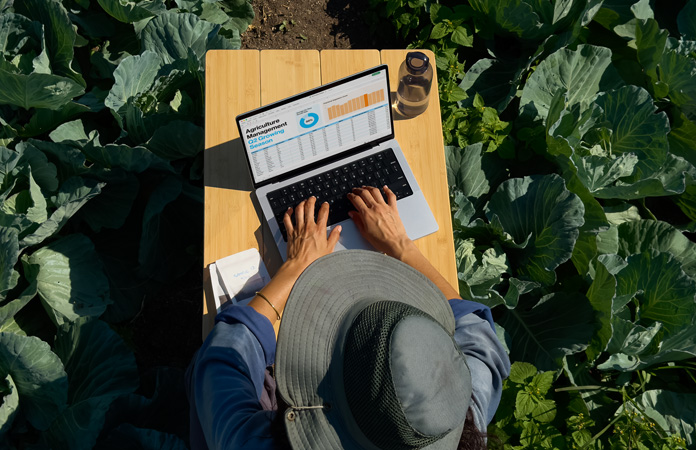 Una persona che usa un MacBook Pro con display con nanotexture all’aperto, per mostrare la riduzione dei riflessi