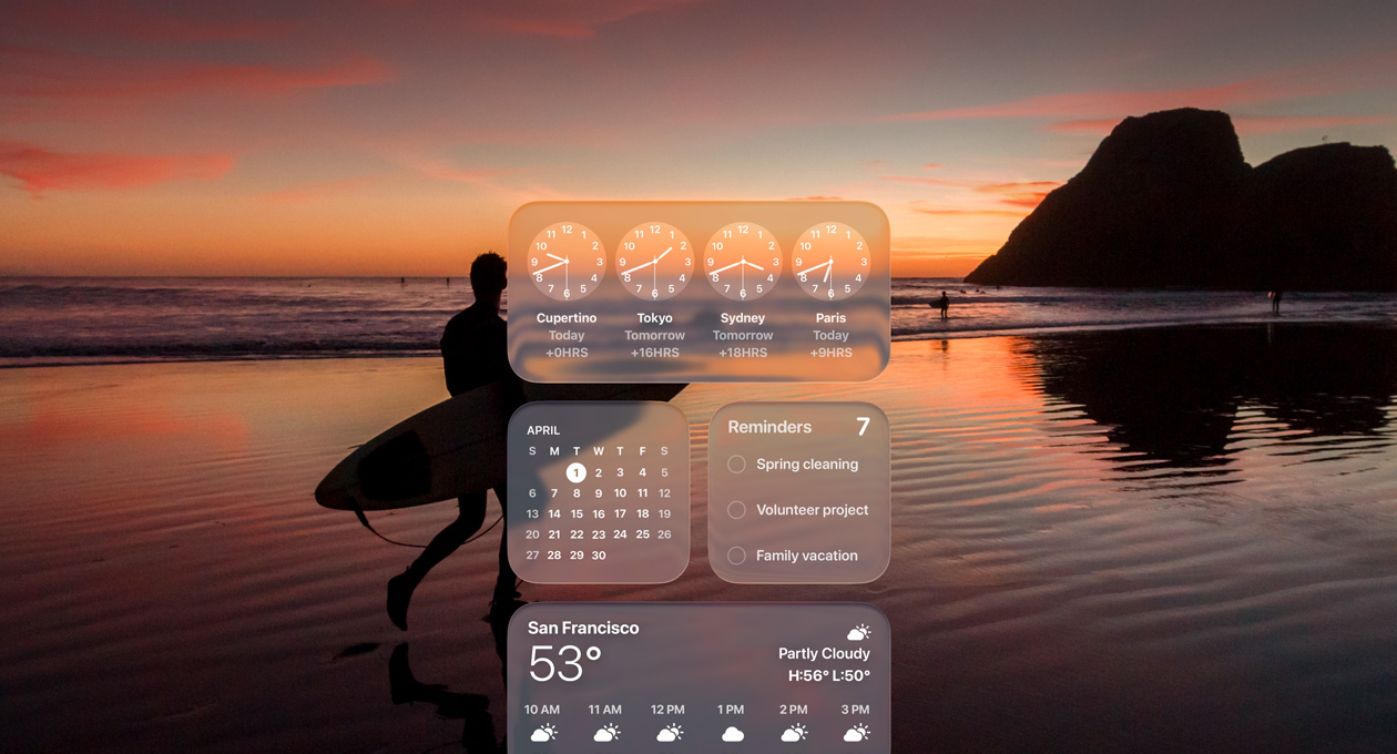 Schermata di macOS Tahoe con i widget delle app Orologio, Calendario, Promemoria e Meteo in versione Liquid Glass, sullo sfondo l’immagine di una persona che cammina con un surf su una spiaggia al tramonto