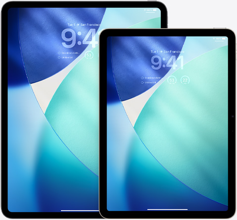 iPad ja iPad Air, vierekkäin pystyasennossa, iPad Air hieman iPadin edessä, lukittu näyttö näyttää ajan läpikuultavana Liquid Glass ‑näkymänä